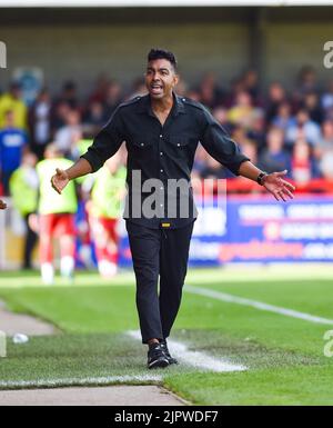 Kevin Betsy, directeur de Crawley, montre sa frustration lors du match EFL League Two entre Crawley Town et AFC Wimbledon au Broadfield Stadium , Crawley , Royaume-Uni - 20th août 2022 usage éditorial uniquement. Pas de merchandising. Pour les images de football, les restrictions FA et Premier League s'appliquent inc. Aucune utilisation Internet/mobile sans licence FAPL - pour plus de détails, contactez football Dataco Banque D'Images