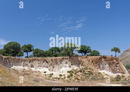 Paysage et falaises de cendres volcaniques, Tilos, Grèce Banque D'Images