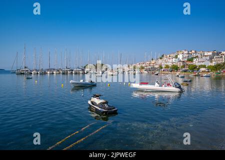 Vue sur les bateaux surplombant la ville de Skiathos, l'île de Skiathos, les îles Sporades, les îles grecques, la Grèce, Europe Banque D'Images