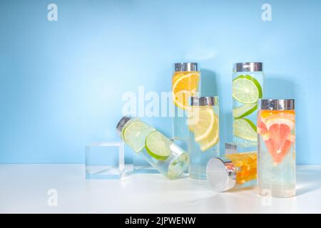 Variété de boissons froides en bouteilles, bouteilles d'eau infusées estivales, cocktails santé à la limonade avec différents agrumes - citron, orange, pamplemousse, Banque D'Images