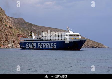 Ferry grec roll on roll off (ro-ro) vers Stavros, tournant dans le port de Tilos. Tilos, Grèce Banque D'Images