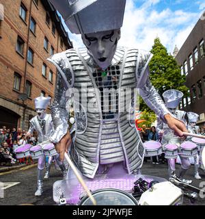 20th août 2022 : le défilé du Carnaval de Mela s'est dirigé de la place de l'écrivain, à Belfast, à l'hôtel de ville, avec 1000 participants représentant plus de 20 groupes culturels différents dans leurs costumes traditionnels. La Mela célèbre la diversité culturelle de l'Irlande du Nord. Credit: Bonzo/Alay Live News Banque D'Images