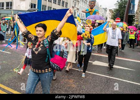 Belfast, Royaume-Uni. 20th août 2022. 20th août 2022 : le défilé du Carnaval de Mela s'est dirigé de la place de l'écrivain, à Belfast, à l'hôtel de ville, avec 1000 participants représentant plus de 20 groupes culturels différents dans leurs costumes traditionnels. La Mela célèbre la diversité culturelle de l'Irlande du Nord. Credit: Bonzo/Alay Live News Banque D'Images