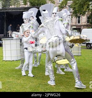 Belfast, Royaume-Uni. 20th août 2022. 20th août 2022 : le défilé du Carnaval de Mela s'est dirigé de la place de l'écrivain, à Belfast, à l'hôtel de ville, avec 1000 participants représentant plus de 20 groupes culturels différents dans leurs costumes traditionnels. La Mela célèbre la diversité culturelle de l'Irlande du Nord. Credit: Bonzo/Alay Live News Banque D'Images