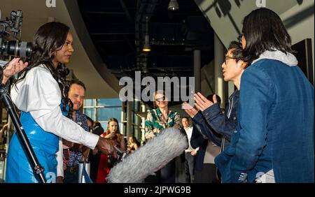 Édimbourg, Écosse, Royaume-Uni, 17th août 2022. La première en Europe du film After Yang au Festival International du film d'Édimbourg au vue Omni Cinema Red Carpet event avec l'acteur Justin H. min et le réalisateur Kogonada interviewé par Moyo Akande. Crédit : Sally Anderson/Alay Live News Banque D'Images