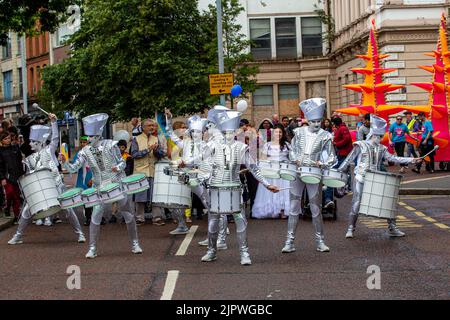 Belfast, Royaume-Uni. 20th août 2022. 20th août 2022 : le défilé du Carnaval de Mela s'est dirigé de la place de l'écrivain, à Belfast, à l'hôtel de ville, avec 1000 participants représentant plus de 20 groupes culturels différents dans leurs costumes traditionnels. La Mela célèbre la diversité culturelle de l'Irlande du Nord. Credit: Bonzo/Alay Live News Banque D'Images