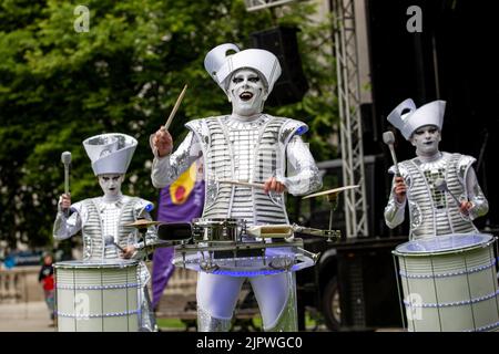 Belfast, Royaume-Uni. 20th août 2022. 20th août 2022 : le défilé du Carnaval de Mela s'est dirigé de la place de l'écrivain, à Belfast, à l'hôtel de ville, avec 1000 participants représentant plus de 20 groupes culturels différents dans leurs costumes traditionnels. La Mela célèbre la diversité culturelle de l'Irlande du Nord. Credit: Bonzo/Alay Live News Banque D'Images