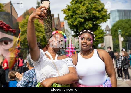 Belfast, Royaume-Uni. 20th août 2022. 20th août 2022 : le défilé du Carnaval de Mela s'est dirigé de la place de l'écrivain, à Belfast, à l'hôtel de ville, avec 1000 participants représentant plus de 20 groupes culturels différents dans leurs costumes traditionnels. La Mela célèbre la diversité culturelle de l'Irlande du Nord. Credit: Bonzo/Alay Live News Banque D'Images