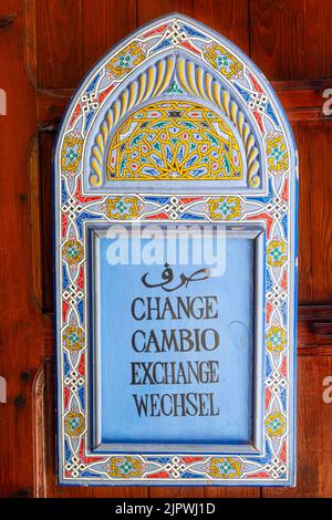 Chefchaouen, Maroc. Connectez-vous à la boutique de change en cinq langues : arabe, français, espagnol, anglais et allemand. Motifs artistiques arabes. Banque D'Images