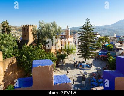 Chefchaouen, Maroc. Vue sur la place Outa El Hamman. Tour de la Kasbah et minaret de la Grande Mosquée. Banque D'Images