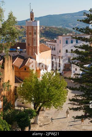 Chefchaouen, Maroc. Place Outa El Hamman et la Grande Mosquée. Banque D'Images