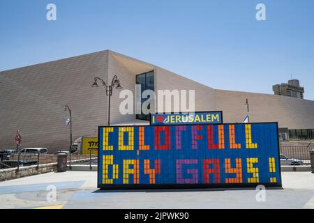 Jérusalem, Israël - 2 juin 2022: Le salut de la ville de Jérusalem pour la parade de fierté devant le musée de la tolérance. Banque D'Images