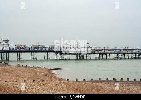 Eastbourne, Angleterre, 25 mai 2014. Un quai dans l'après-midi le week-end. Banque D'Images