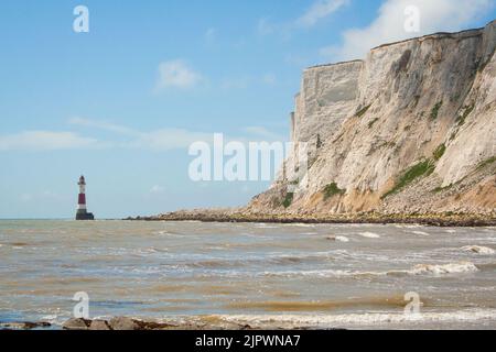 Phare de Beachy Head dans la Manche en contrebas des falaises blanches à marée basse, East Sussex, Angleterre Banque D'Images