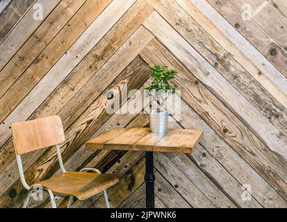 Réutilisation de vieux panneaux en bois pour créer un motif de mur à chevrons ou à queue de poisson dans la maison. Autre décoration d'intérieur. Banque D'Images