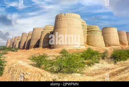 Le Derawar fortis visible sur de nombreux kilomètres dans le désert du Cholistan. Les murs ont un périmètre de 1500 mètres et se tiennent jusqu'à trente mètres de haut Banque D'Images