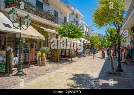 Vue sur les magasins de la ville de Skiathos, l'île de Skiathos, les îles Sporades, les îles grecques, la Grèce, Europe Banque D'Images