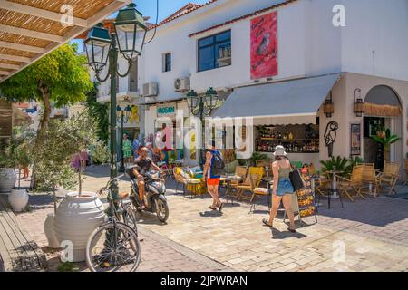 Vue sur les magasins de la ville de Skiathos, l'île de Skiathos, les îles Sporades, les îles grecques, la Grèce, Europe Banque D'Images