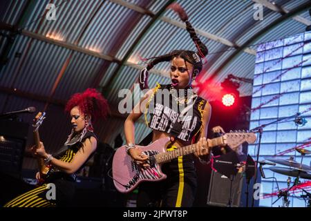 2022-08-20 17:14:42 BIDDINGHUIZEN - le duo anglais de rock Nova Twins avec chanteur/guitariste Amy Love et bassiste Georgia South se présentera pendant le deuxième jour du festival de musique de trois jours Un vol de camping à Lowlands Paradise. ANP PAUL BERGEN pays-bas - belgique Banque D'Images