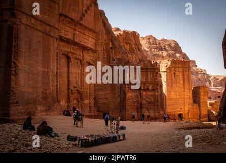 Pétra, Jordanie, 4 mars 2018. Stands de souvenirs touristiques devant les anciennes façades de Pétra, en Jordanie Banque D'Images