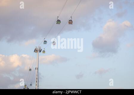 Vue sur la ligne aérienne Emirates Air Line au-dessus de la Tamise dans le nord de Greenwich, à l'est de Londres. Date de la photo: Samedi 20 août 2022. Banque D'Images