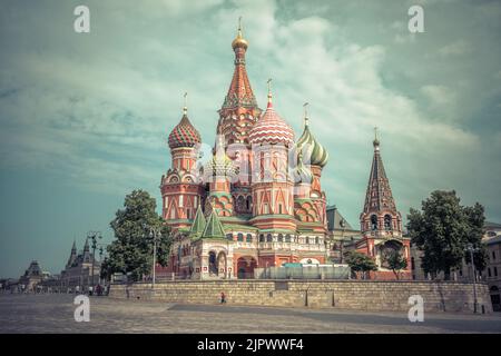 Cathédrale Saint-Basile sur la place Rouge, Moscou, Russie. Photo de style vintage du bâtiment historique de Moscou, ancienne église orthodoxe russe, beau point de repère Banque D'Images