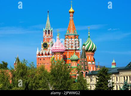 Moscou Kremlin et la cathédrale St Basile en été, Russie. Vue panoramique sur de beaux bâtiments, arbres et ciel bleu. Paysage de Nice top point de repère de Moscou Banque D'Images