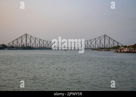 Vue sur le pont en porte-à-faux équilibré Howrah au-dessus de la rivière Hooghly au Bengale occidental, en Inde. Banque D'Images