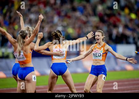 MUNCHEN - Eveline Saalberg, Lieke Klaver, Lisanne de Witte et Femke bol célèbrent la victoire dans le dernier relais de 4 x 400 mètres le dixième jour du Championnat multi-européen. La ville allemande de Munich accueillera en 2022 un championnat européen combiné de divers sports. ANP ROBIN VAN LONKHUIJSEN Banque D'Images