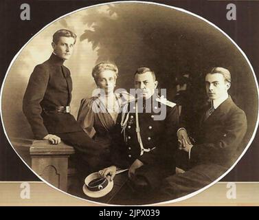 La famille Yusupov. Le Prince Nicholas, la princesse Zinaida, le comte Felix Felixovich Sumarkov-Elston et le prince Felix Banque D'Images