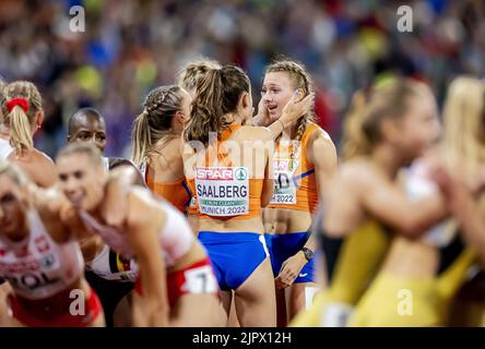 MUNCHEN - Lisanne de Witte, Lieke Klaver, Eveline Saalberg et Femke bol célèbrent la victoire dans le dernier relais de 4 x 400 mètres le dixième jour du Championnat multi-européen. La ville allemande de Munich accueillera en 2022 un championnat européen combiné de divers sports. ANP ROBIN VAN LONKHUIJSEN Banque D'Images