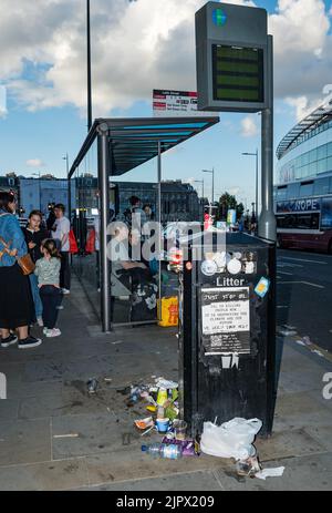 Édimbourg, Écosse, Royaume-Uni, 20th août 2022. Bac à litière débordant par des personnes qui attendent à un arrêt de bus dans Leith Street pendant la grève: Le troisième jour de la grève des binmen, un bac à ordures par un arrêt de bus est débordant de litière s'accumuler autour de lui. Crédit : Sally Anderson/Alay Live News Banque D'Images