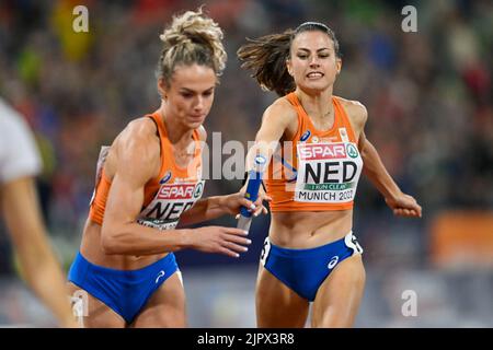 MUNCHEN, ALLEMAGNE - AOÛT 20 : Eveline Saalberg des pays-Bas et Lieke Klaver des pays-Bas en compétition dans le 4x400m féminin aux championnats d'Europe Munich 2022 à l'Olympiastadion on sur 20 août 2022 à Munchen, Allemagne (photo d'Andy Astfalck/BSR Agency) Banque D'Images