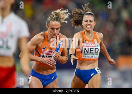 MUNCHEN, ALLEMAGNE - AOÛT 20 : Eveline Saalberg des pays-Bas et Lieke Klaver des pays-Bas en compétition dans le 4x400m féminin aux championnats d'Europe Munich 2022 à l'Olympiastadion on sur 20 août 2022 à Munchen, Allemagne (photo d'Andy Astfalck/BSR Agency) Banque D'Images
