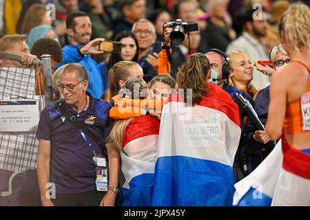 MUNCHEN, ALLEMAGNE - AOÛT 20 : Eveline Saalberg des pays-Bas, Lieke Klaver des pays-Bas, Femke bol des pays-Bas et Lisanne de Witte des pays-Bas après avoir participé aux 4x400m féminin aux championnats d'Europe Munich 2022 à l'Olympiastadion on on 20 août 2022 à Munchen, Allemagne (photo d'Andy Astfalck/BSR Agency) Banque D'Images