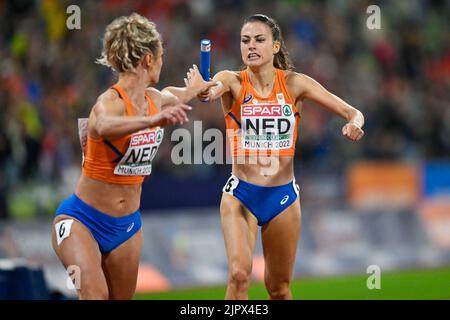 MUNCHEN, ALLEMAGNE - AOÛT 20 : Lieke Klaver des pays-Bas et Eveline Saalberg des pays-Bas en compétition dans le 4x400m féminin aux championnats d'Europe Munich 2022 à l'Olympiastadion on sur 20 août 2022 à Munchen, Allemagne (photo d'Andy Astfalck/BSR Agency) Banque D'Images