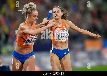 MUNCHEN, ALLEMAGNE - AOÛT 20 : Lieke Klaver des pays-Bas et Eveline Saalberg des pays-Bas en compétition dans le 4x400m féminin aux championnats d'Europe Munich 2022 à l'Olympiastadion on sur 20 août 2022 à Munchen, Allemagne (photo d'Andy Astfalck/BSR Agency) Banque D'Images