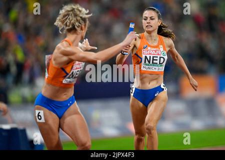 MUNCHEN, ALLEMAGNE - AOÛT 20 : Lieke Klaver des pays-Bas et Eveline Saalberg des pays-Bas en compétition dans le 4x400m féminin aux championnats d'Europe Munich 2022 à l'Olympiastadion on sur 20 août 2022 à Munchen, Allemagne (photo d'Andy Astfalck/BSR Agency) Banque D'Images