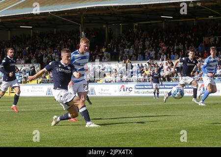 Greenock, Écosse, Royaume-Uni. 20th août 2022; Cappielow Park, Greenock, Écosse: Scottish League Championship football, Greenock Morton versus Dundee ; Luke McCowan de Dundee tire dans un coup crédit: Action plus Sports Images/Alay Live News Banque D'Images