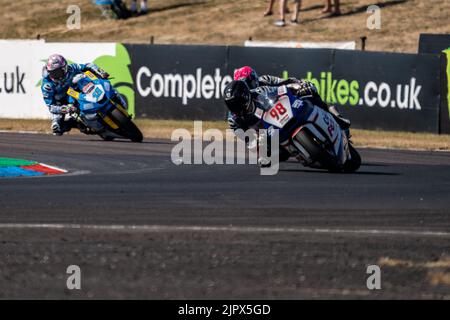 Tomas de Vries 98 et Lee Johnston 13 British Super Bikes GP2 Thruxton 2022 Banque D'Images