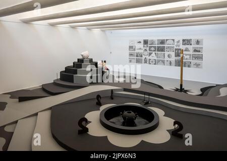 Les visiteurs voient l'installation artistique de l'artiste israélien Maya Aroch intitulée « After Hours » dans le cadre d'une exposition de groupe « Beyond quelque part » organisée par Sally Haftel Naveh et exposée au Musée d'art contemporain Herzliya dans la ville d'Herzliya, dans le centre d'Israël Banque D'Images