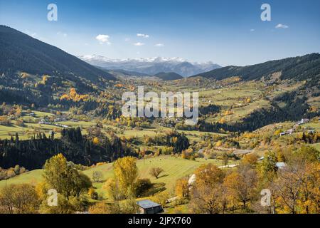 Paysage d'automne dans le quartier Savsat d'Artvin, Turquie. Banque D'Images