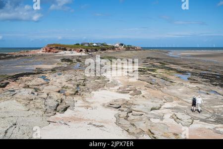 Un chemin sur les rochers de Middle Eye jusqu'à l'île Hilbre sur la péninsule Wirral vue en août 2022. Banque D'Images