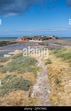 Un sentier descend le long du bord des randonneurs de Middle Eye jusqu'à l'île Hilbre, dans l'estuaire de la Dee, en août 2022. Banque D'Images