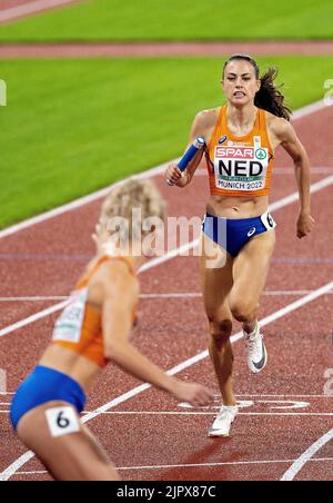 MUNCHEN - Eveline Saalberg (r) et Lieke Klaver en action lors du dernier relais 4x400 mètres le dixième jour du Championnat Multi-européen. La ville allemande de Munich accueillera en 2022 un championnat européen combiné de divers sports. ANP IRIS VAN DEN BROEK Banque D'Images