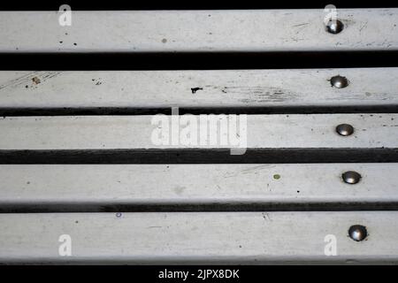 planches en bois blanc d'un banc de parc Banque D'Images