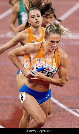 MUNCHEN - Lieke Klaver (devant) et Eveline Saalberg en action lors du dernier relais 4x400 mètres le dixième jour du Championnat Multi-européen. La ville allemande de Munich accueillera en 2022 un championnat européen combiné de divers sports. ANP IRIS VAN DEN BROEK Banque D'Images