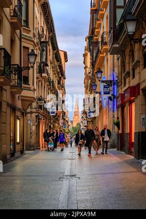 San Sebastian, Espagne - 25 juin 2021 : restaurants et bars basques célèbres pour les pintxos ou les tapas dans les rues étroites, la vieille ville de Donostia, pays Basque Banque D'Images