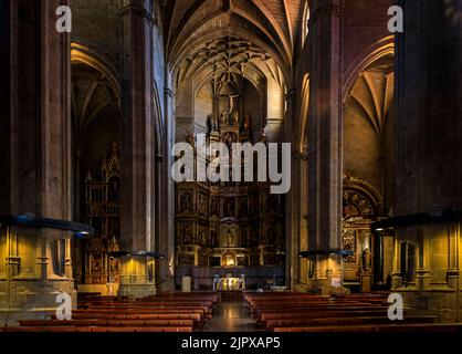 San Sebastian, Espagne - 26 juin 2021 : autel d'or élaboré au 16th siècle San Bizente Eliza ou San Vicente l'église Martyr Iglesia Banque D'Images