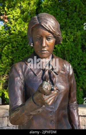 Ottawa, Illinois - États-Unis - 9 août 2022 : statue de fille radium par William Piller, le matin ensoleillé de l'été. Banque D'Images